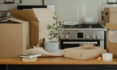 Umzüge - Küche mit Umzugsgeschehen und teilweise gepackten Kartons